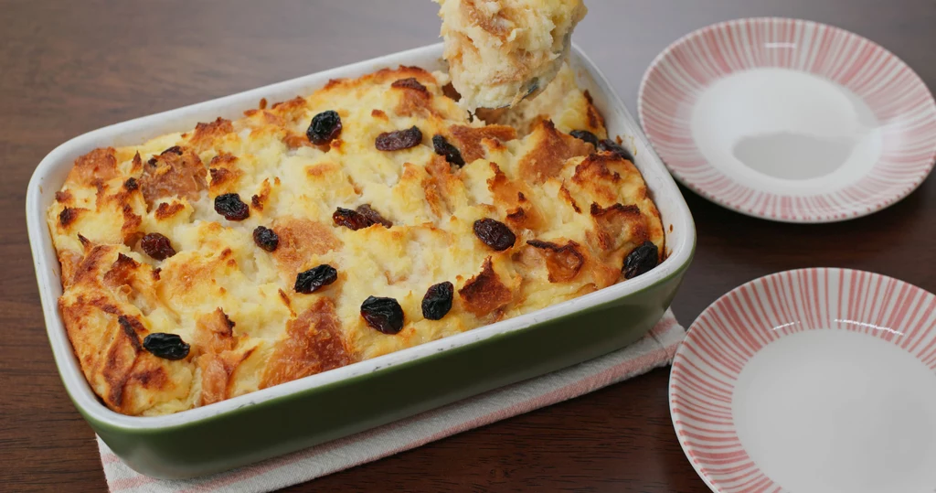 Pudding chlebowy to świetny pomysł na lekkie śniadanie, lunch lub podwieczorek