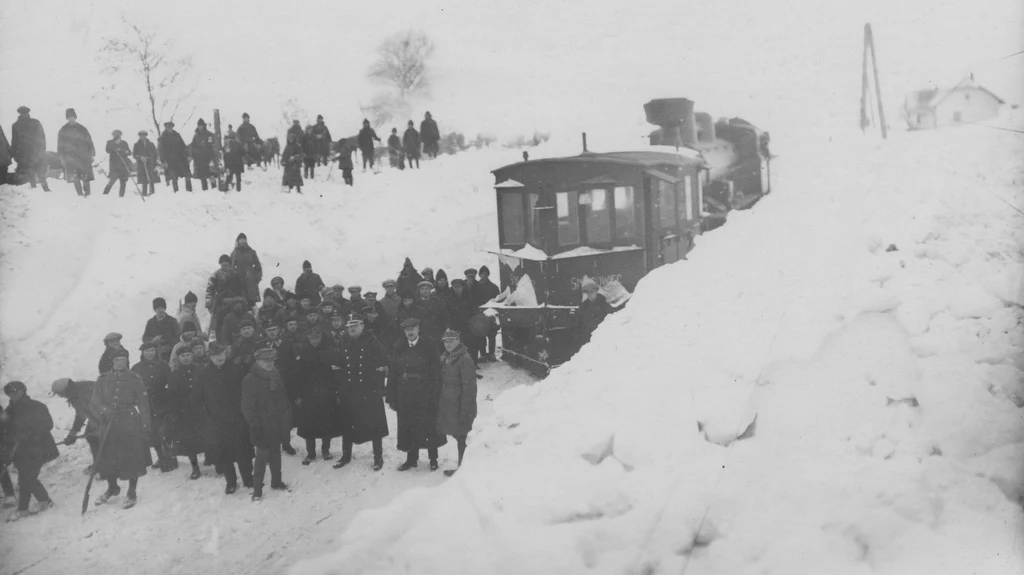 Zima 1929 roku. Odśnieżanie torów na linii Żurawica - Radymno