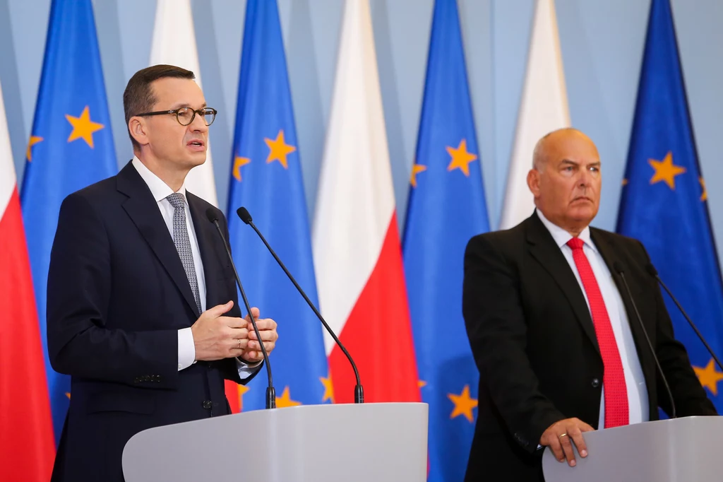 Premier Mateusz Morawiecki oraz minister finansów, funduszy i polityki regionalnej Tadeusz Kościński.