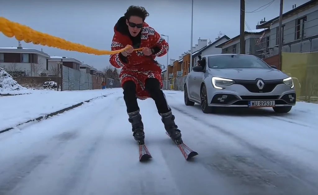 Marcin Dubiel jeździł na nartach po mieście Marcin Dubiel jeździł na nartach po mieście