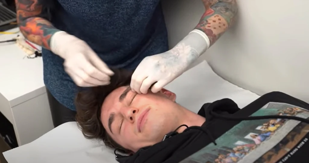 Marcin Dubiel robi sobie kolczyk dla wyświetleń Marcin Dubiel robi sobie kolczyk dla wyświetleń