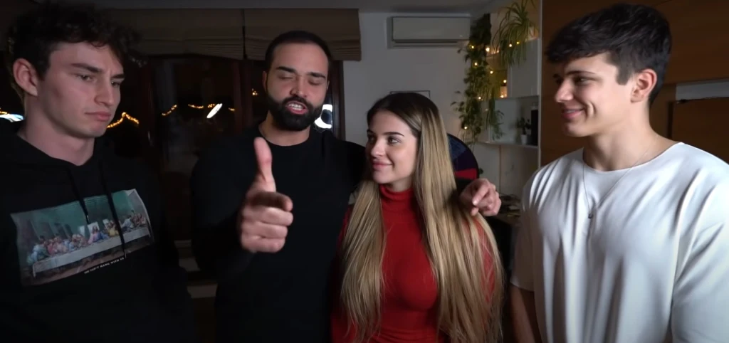 Uczestnicy internetowego programu dumnie chwalą się swoimi dokonaniami przed nastoletnią widownią Uczestnicy internetowego programu dumnie chwalą się swoimi dokonaniami przed nastoletnią widownią