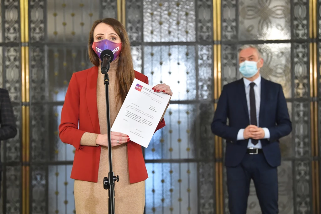 Europoseł Lewicy Robert Biedroń oraz posłanka Lewicy Agnieszka Dziemianowicz-Bąk podczas konferencji prasowej w Sejmie