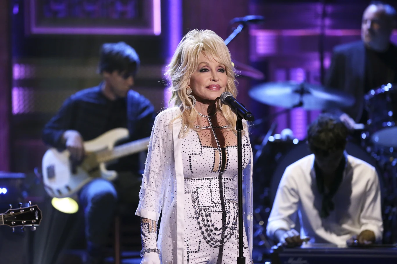Prywatnie Dolly Parton związana jest z Carlem Thomasem Deanem. Para ślub wzięła w 1966 roku i od tamtego czasu wiodą szczęśliwe życie. Dean zdecydował jednak, że nie będzie uczestniczył ze swoją żoną w działalności publicznej. 