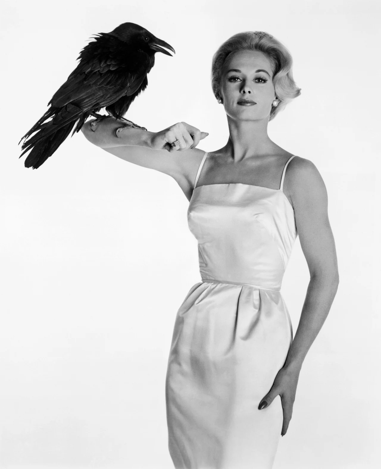 "Hitchcock znalazł w Hedren ucieleśnienie swego fizycznego ideału. Gdyby w tej roli wystąpiła rozpoznawalna gwiazda, mogłaby zdominować film, a jedną z największych zalet całości jest to, że bohaterem jest tu rodzina i społeczność, bez silnego wskazania na jedną główną postać" - krytyk filmowy Michał Oleszczyk mówił przy okazji 50. rocznicy premiery filmu.
