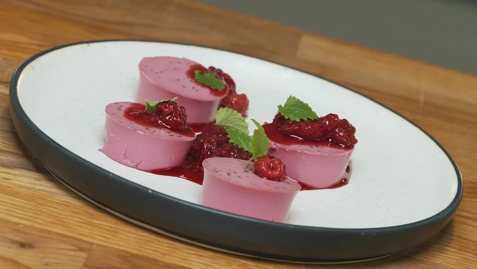 Różowa panna cotta z makiem i malinami