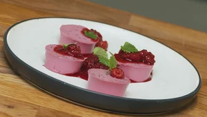 Różowa panna cotta z makiem i malinami