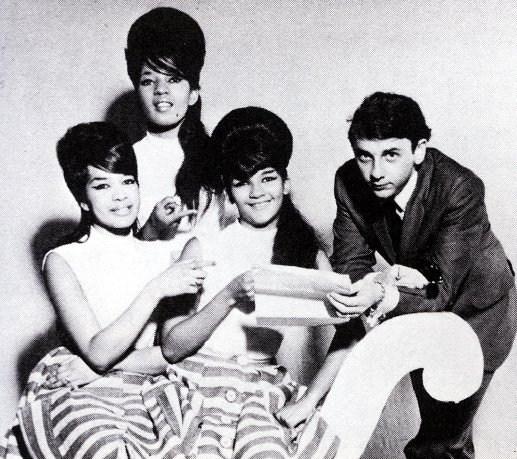 Phil Spector w towarzystwie The Ronettes