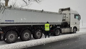 Tirem na łysych oponach jechał podczas opadów śniegu