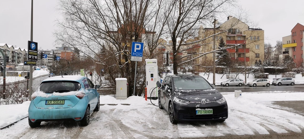 Czy nasz rozmówca wykonuje dużo takich kursów? Otóż "przy takiej pogodzie sporo". I nie jest to dobra wiadomość dla indywidualnych użytkowników "elektryków", gdyż przy szybkim rozwoju wspomnianych usług, grozi notoryczną blokadą publicznych ładowarek. 