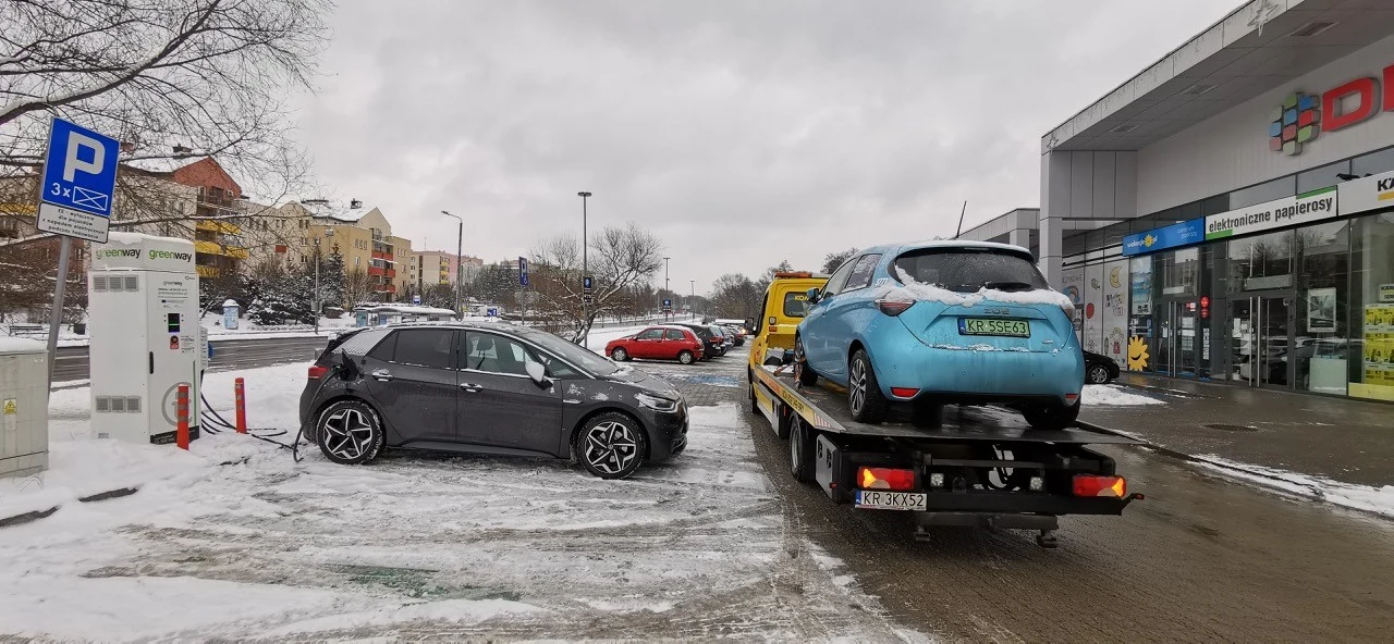 Aha, warto wspomnieć, że gdy "tankowaliśmy" nasze ID.3, na miejscu pojawiła się pomoc drogowa z niebieskim Renault ZOE na pace. Jak dowiedzieliśmy się od kierowcy lawety, był to samochód z firmy wynajmującej elektryczne auta na minuty. Gdy poziom energii w akumulatorze takiego pojazdu spadnie (prawie) do zera, jest on przywożony do punktu ładowania i tu pozostawiany. Resztą zajmują się już pracownicy carsharingu. 