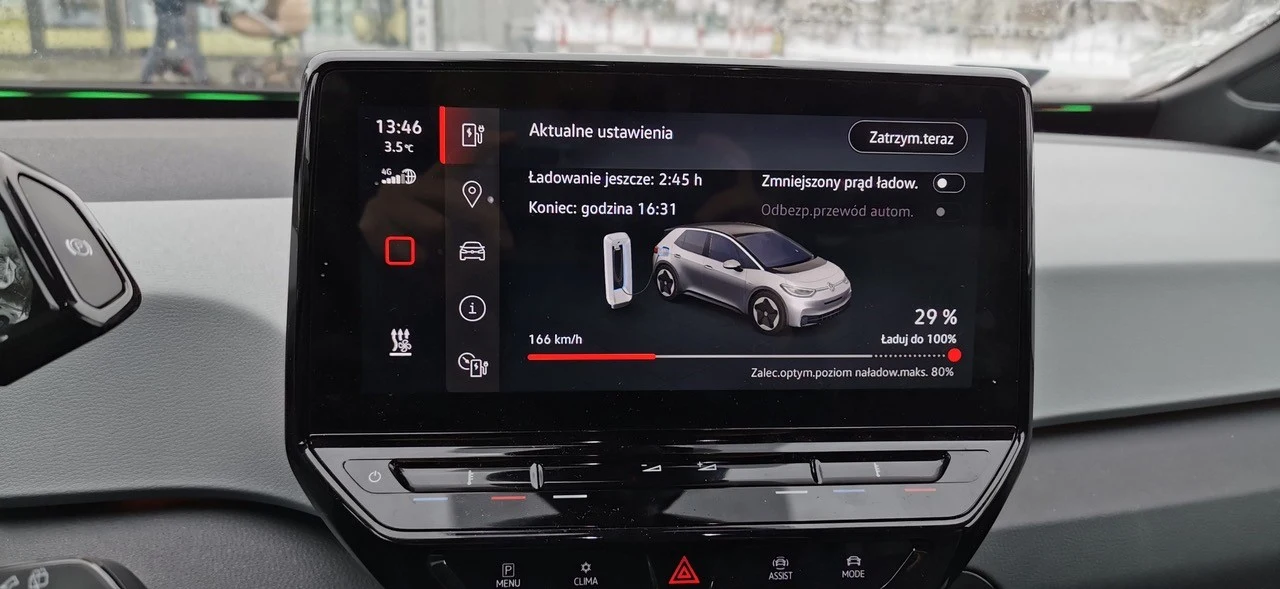 Przewidywany czas ładowania radykalnie się skrócił - do 2 godz. i 45 min. (zaczynając od 29 proc. energii w akumulatorze i zasięgu 76 km). Jeszcze szybkie zakupy spożywcze i z zapasem prądu na 201 km (76 proc. pojemności baterii) można było ruszać dalej... 