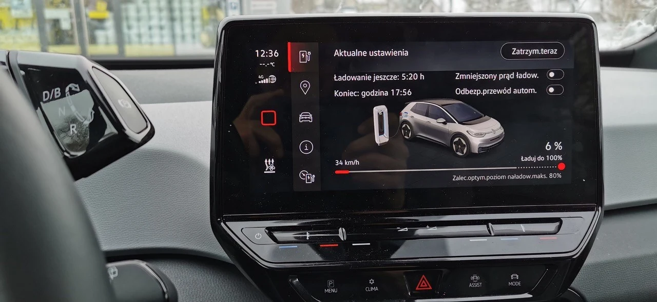 Najpierw podpięliśmy się do gniazda prądu stałego 22 KW. System pokładowy poinformował, że cały proces, zaczynając od 6 proc., potrwa 5 godz. i 20 min. Długo. Dlatego po wizycie w pobliskiej księgarni i przejrzeniu nowości wydawniczych wróciliśmy do auta i podłączyliśmy mocniejsze źródło energii: 50 KW. Gdy w samochodzie elektrycznym zabraknie prądu…
