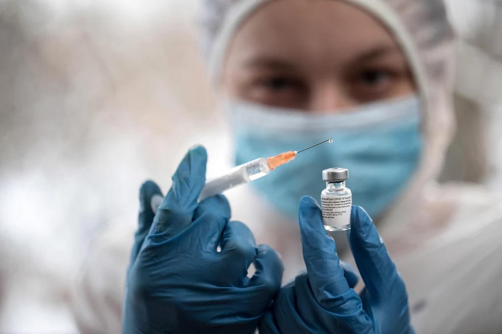 Koronawirus w Polsce. Szczepionka Pfizer-BioNTech COVID-19 Vaccine wywołująca odporność na zakażenie koronawirusem SARS-CoV-2