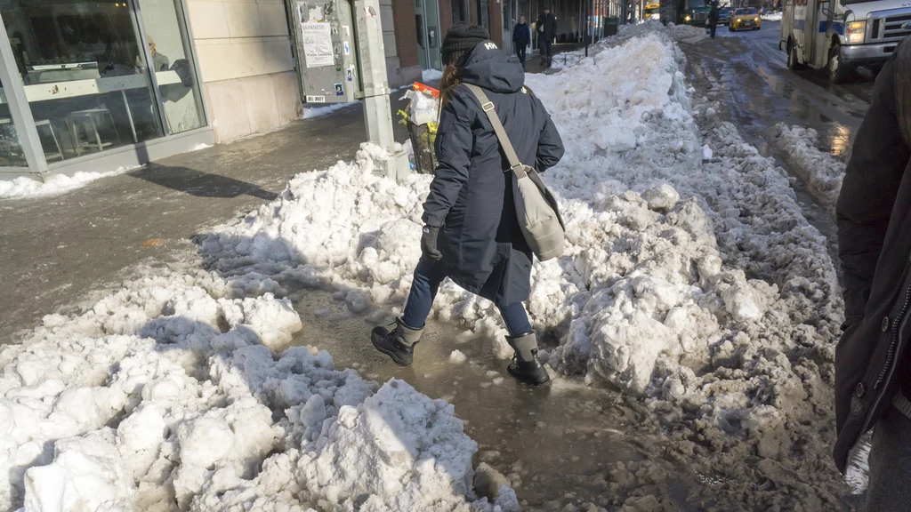 Średnia temperatura zimowych miesięcy rośnie szybciej, niż innych pór roku 