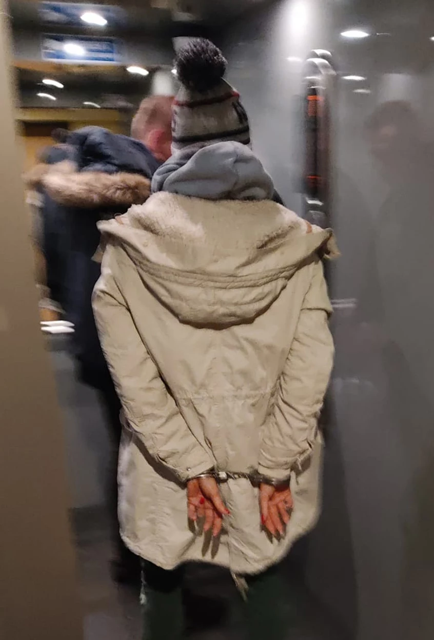 Policjant z zatrzymaną kobietą Policjant z zatrzymaną kobietą