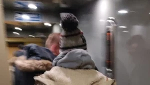 Policjant z zatrzymaną kobietą