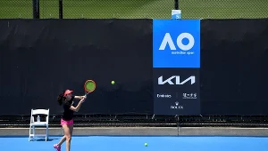 Australian Open. Dwa kolejne przypadki pozytywnego wyniku na koronawirusa wśród graczy