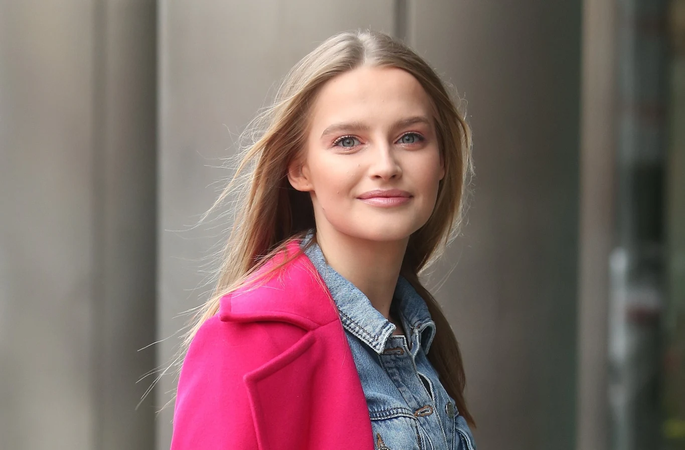 Karolina Pisarek przed studiem "Dzień Dobry TVN"