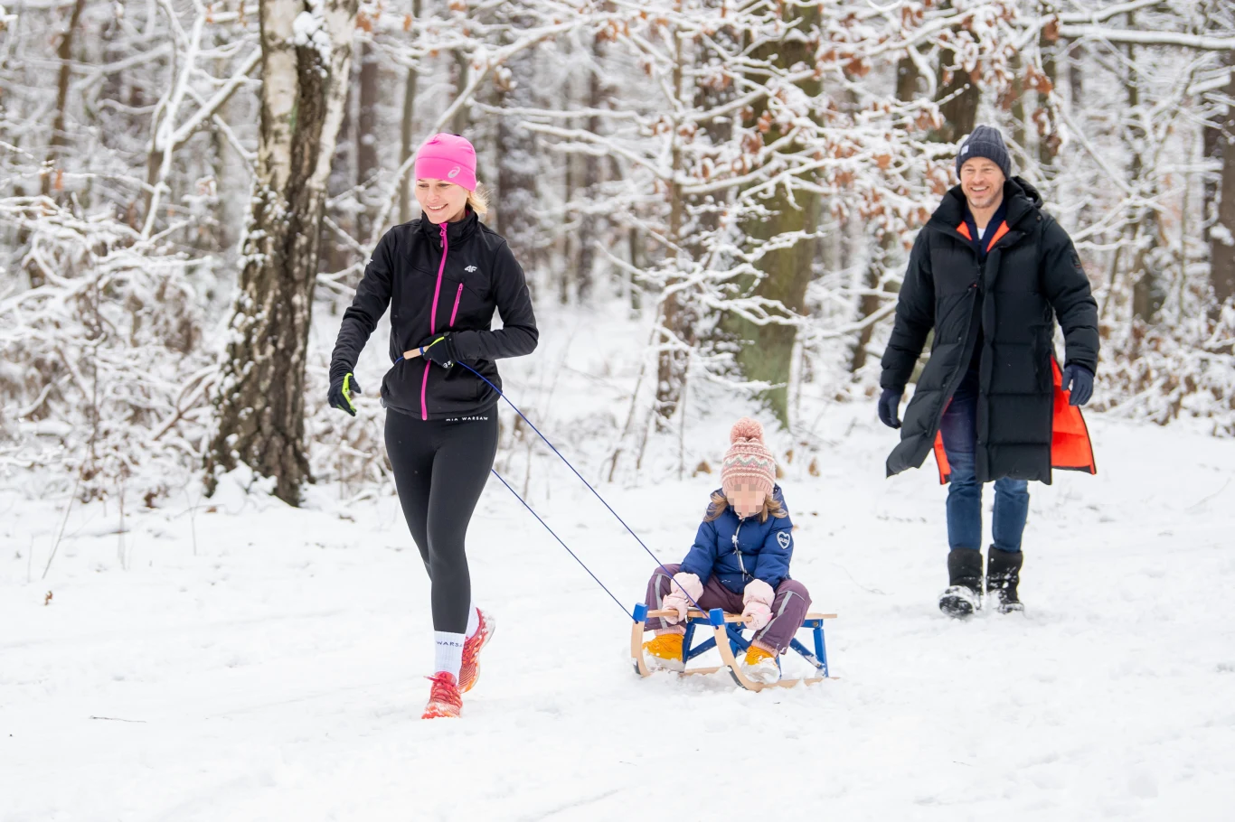 Paulina Sykut-Jeżyna z rodziną na sankach. Paulina Sykut-Jeżyna z rodziną na sankach.