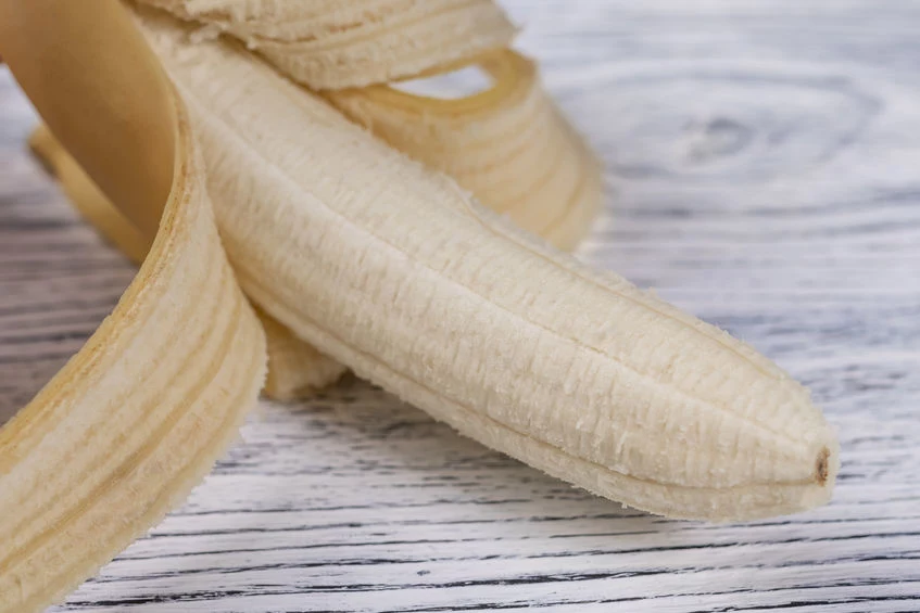 Nie wyrzucaj skórki banana. Pomoże usunąć niechciany pieprzyk