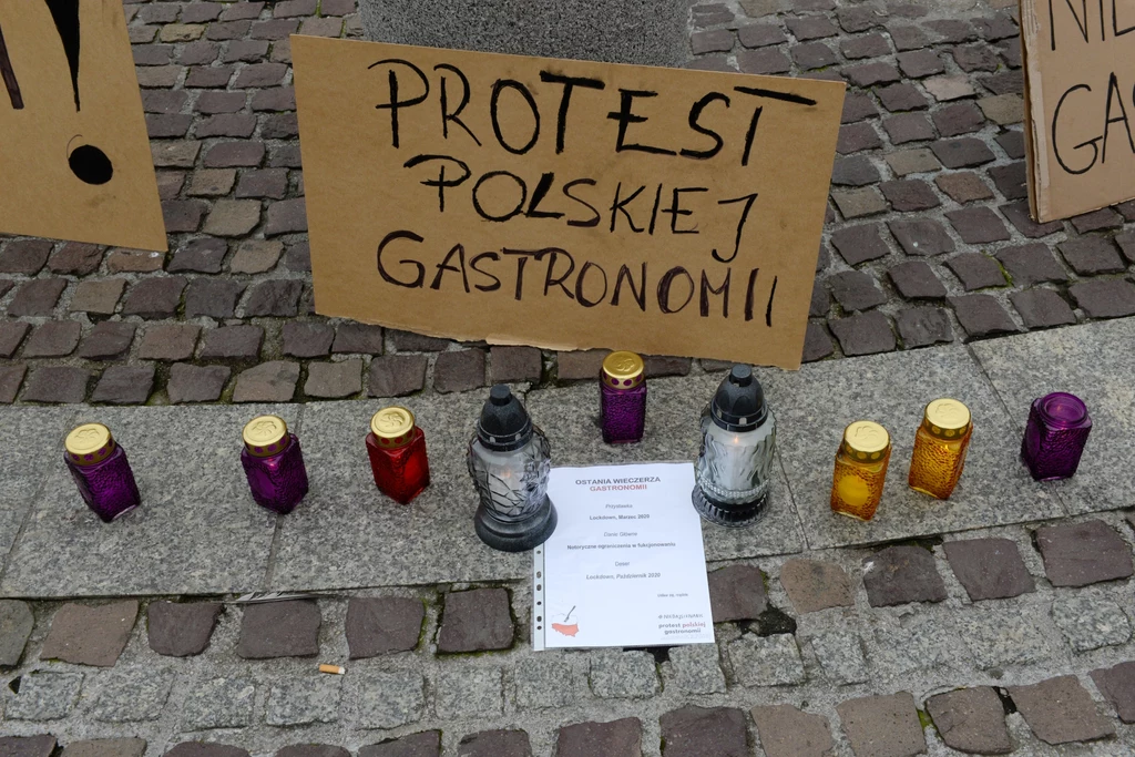 Październikowy protest pracowników gastronomii przeciwko zamknięciu restauracji podczas pandemii Październikowy protest pracowników gastronomii przeciwko zamknięciu restauracji podczas pandemii