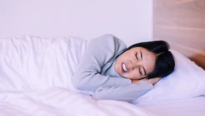 Budzisz się zmęczony i boli cię szczęka? Sprawdź, czy nie masz bruksizmu