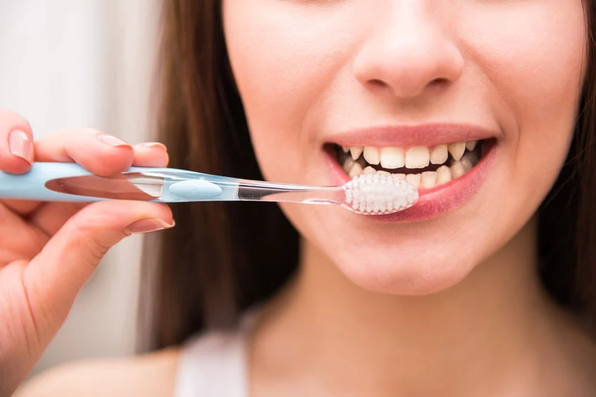 Myj delikatnie zęby miękką szczoteczką Myj delikatnie zęby miękką szczoteczką