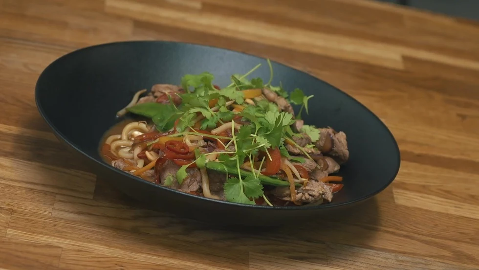 Stir fry z udonem, wieprzowiną i warzywami