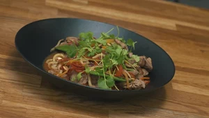 Stir fry z udonem, wieprzowiną i warzywami 