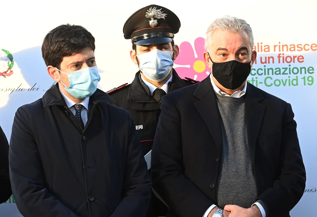 Włoski minister zdrowia Roberto Speranza (z lewej) i nadzwyczajny komisarz ds. pandemii Domenico Arcuri (z prawej)