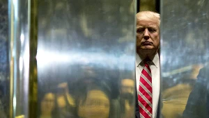 Donald Trump w windzie Trump Tower podczas rozmów dot. stanowisk w nowej administracji, styczeń 2017