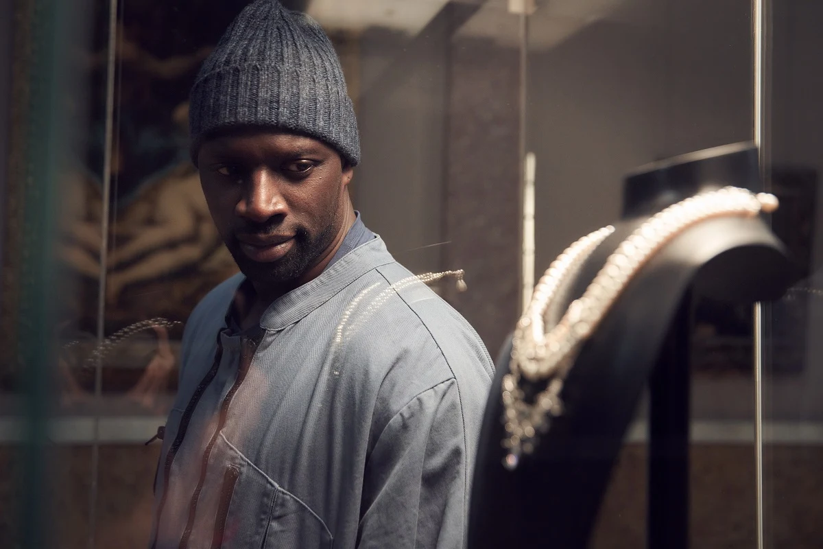 Omar Sy w scenie z serialu "Lupin"