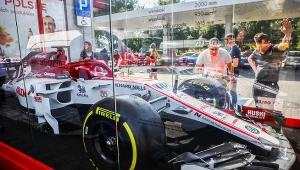 Bolid ekipy Alfa Romeo Racing Orlen na wystawie w Krakowie