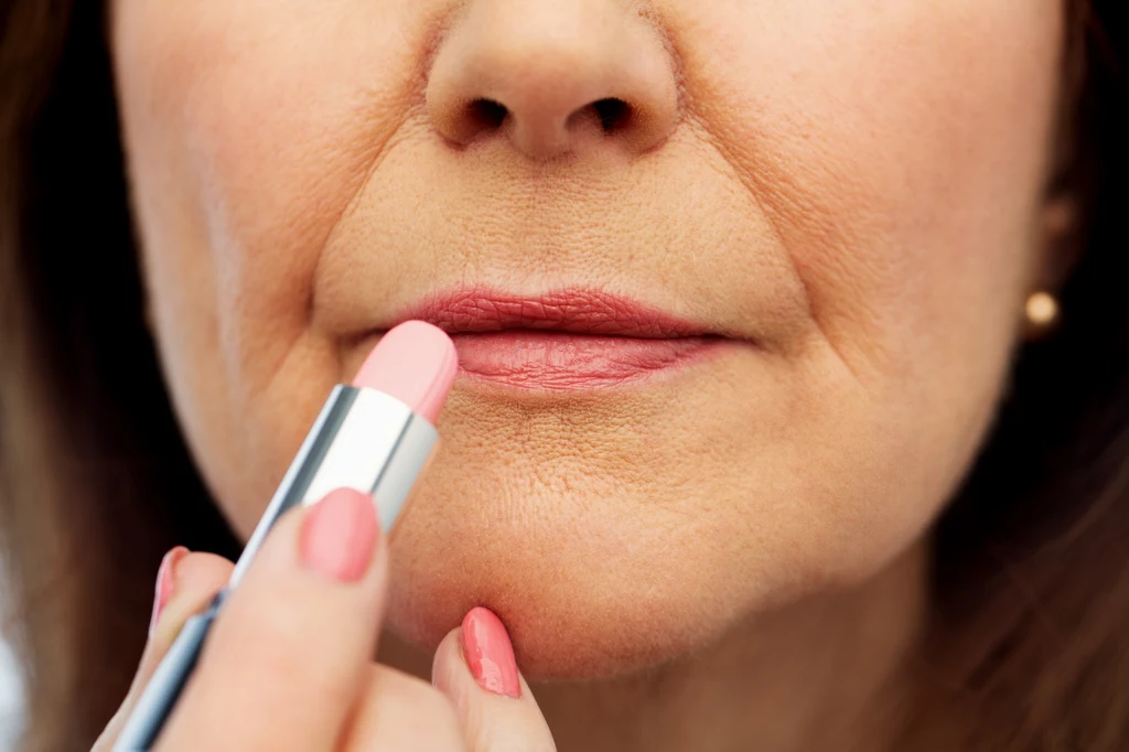 Dopełnieniem naturalnego makijażu będzie odżywczy balsam do ust lub szminka w naturalnym odcieniu 
