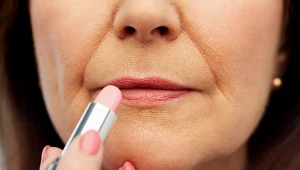 To najgorszy kolor szminki. Postarza i przez nią zęby wyglądają na żółte