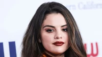 Włosy uniesione nad czołem  

Kolejną gwiazdą, której fryzurami powinny się inspirować osoby z okrągłą twarzą, jest Selena Gomez. Pracująca z nią stylistka fryzur Marissa Marino (czesała ją też do ostatniego teledysku do singla „De Una Vez”) układa włosy piosenkarki tak, by pasma nad czołem były jak najbardziej uniesione, a jeśli są spięte w kok, to także podtapirowane. Takie uczesanie zmienia optycznie proporcje twarzy, więc wydaje się ona bardziej owalna niż okrągła. 