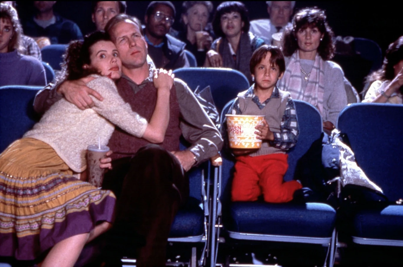 Pierwsza nominacja do Oscara i od razu sukces! W 1989 roku Geena Davis otrzymała nagrodę Akademii za drugoplanową rolę w filmie "Przypadkowy turysta" (1988). Wraz z Williamem Hurtem artystka stworzyła fantastyczny duet, który urzekł widzów na całym świecie. "Jestem bardzo podekscytowana. Chyba w pierwszej kolejności powinnam podziękować Anne Tyler za napisanie tak fantastycznej książki" - mówiła wyraźnie wzruszona Davis, kiedy odbierała Oscara. 