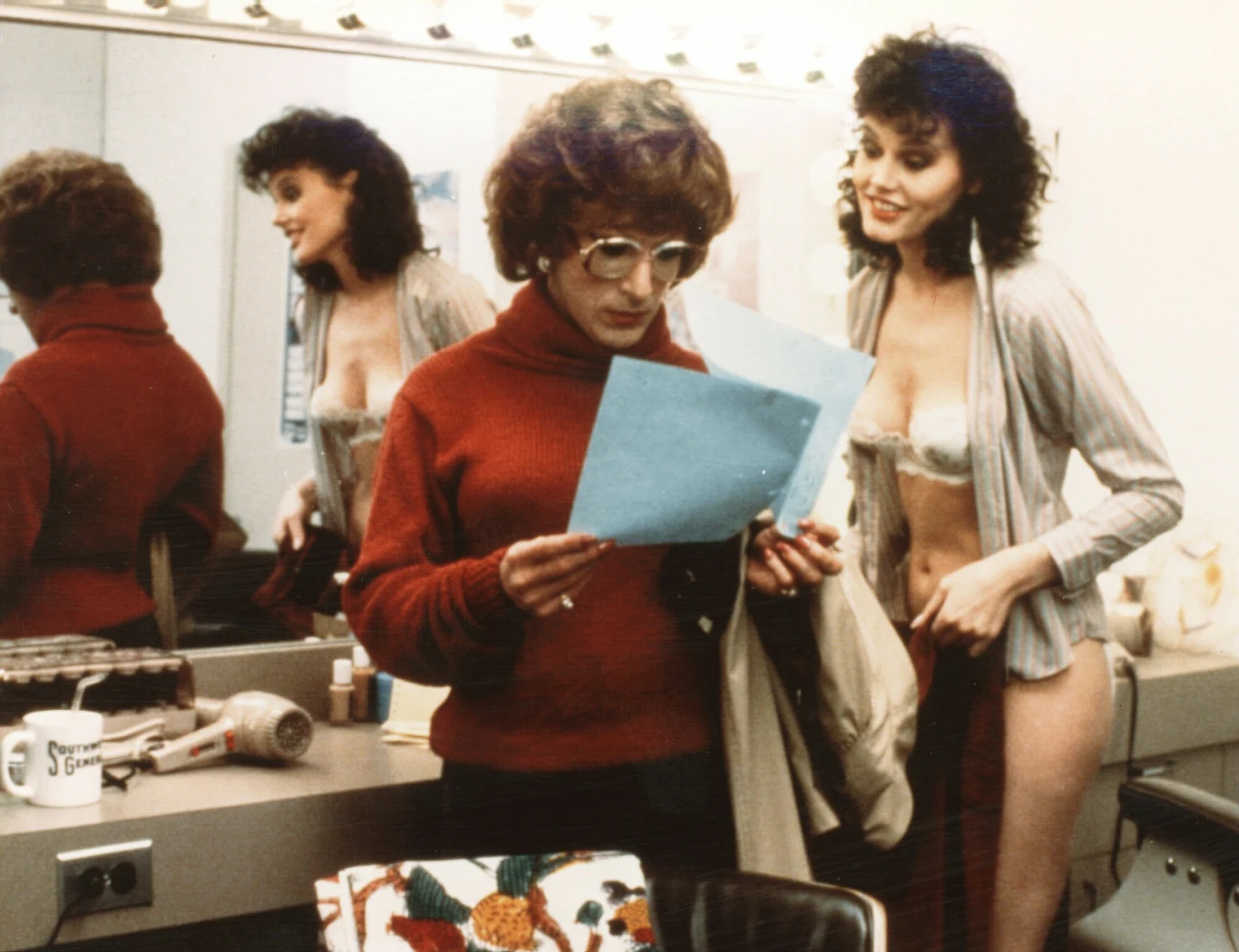 Geena Davis urodziła się 21 stycznia 1956 roku. Początkowo pracowała jako modelka w Nowym Jorku. Jej nieprzeciętna uroda zwróciła uwagę samego Sydneya Pollacka, który zdecydował się obsadzić ją w niewielkiej, ale pamiętnej roli w swojej kultowej dziś "Tootsie" (1982). Davis miała więc okazję zdobywać pierwsze aktorskie szlify w niebanalnym towarzystwie, u boku m.in. Dustina Hoffmana i Jessiki Lange.