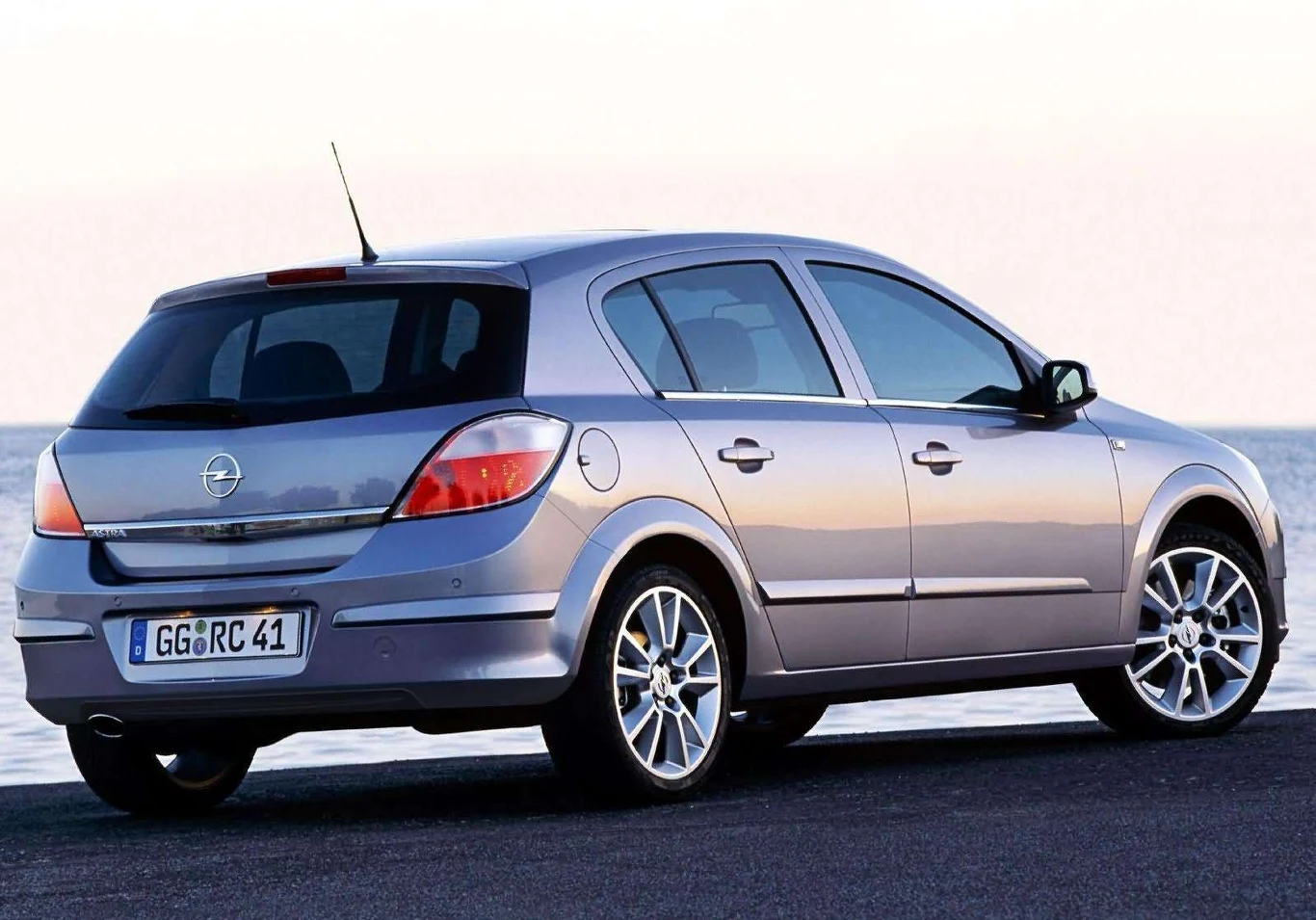 Drugie miejsce zestawienia zajął Opel Astra H. Mowa więc o trzeciej generacji produkowanej w latach 2004-2014 m.in. w polskiej fabryce Opla w Gliwicach. 