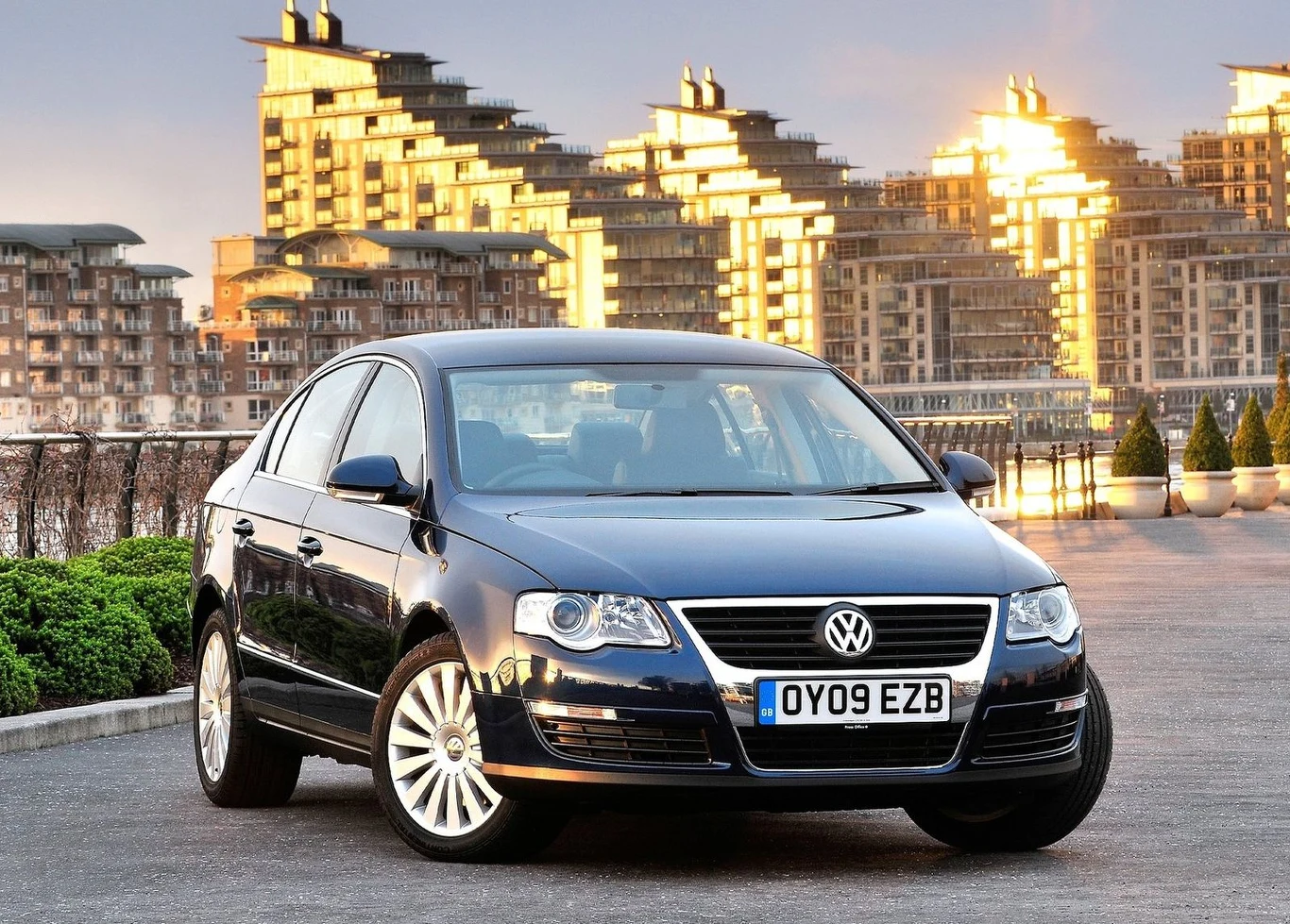 Dopiero na czwartej pozycji znalazł się wielbiony przez nabywców znad Wisły Volkswagen Passat. Chodzi o model produkowany od 2005 roku (typoszereg B6), który coraz śmielej wypycha z rynku popularną ”bepiątkę”. Trzeba jednak pamiętać, że ranking Autodaty obejmuje jedynie legalnie działające warsztaty z opłaconym abonamentem. Można więc zakładać, że starsze modele naprawiane są po prostu w przydomowych garażach...