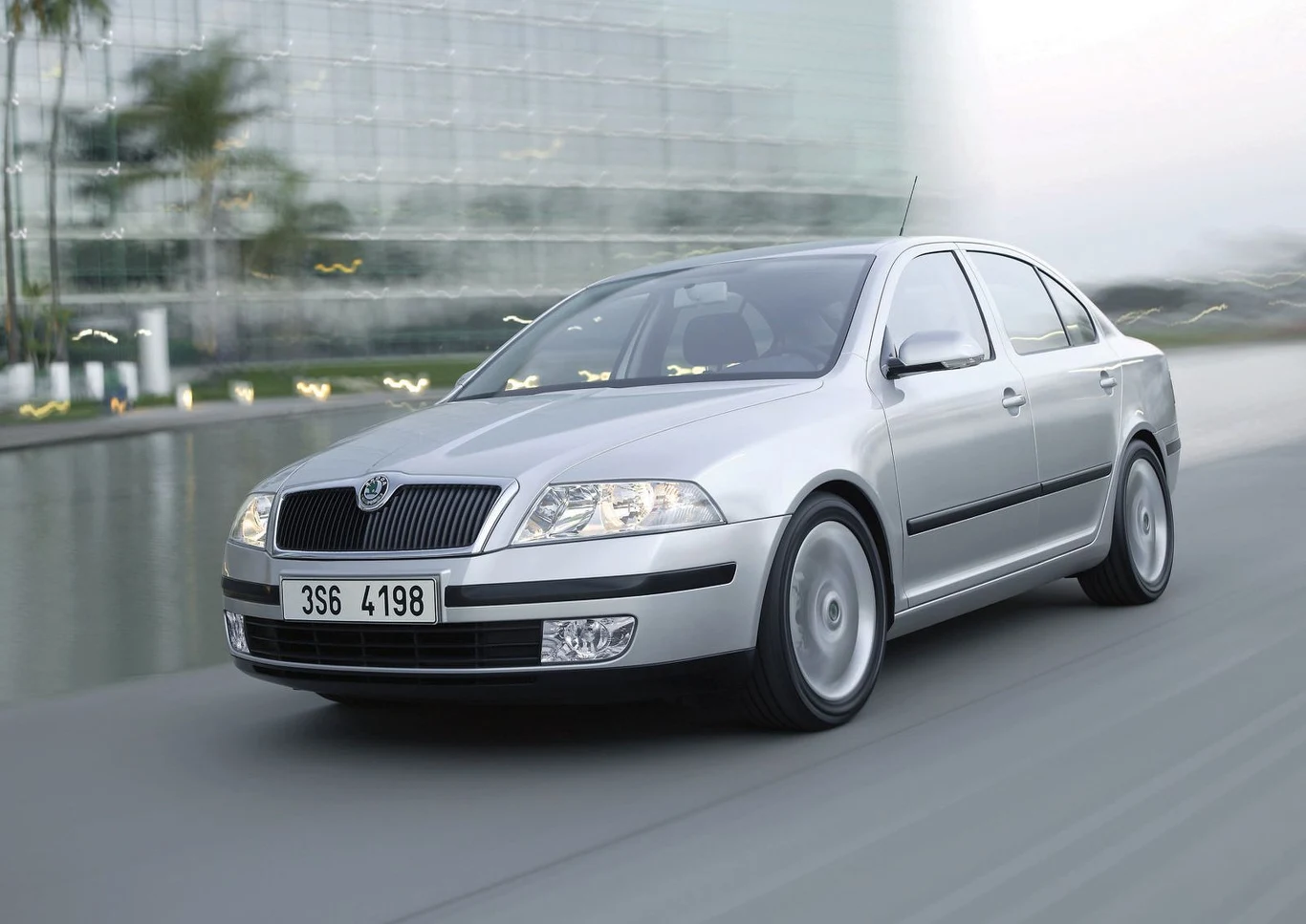 Dopiero na ósmym miejscu uplasował się wieloletni lider sprzedaży nowych pojazdów w Polsce – Skoda Octavia. Druga generacja, bo o niej mowa, oferowana była przez producenta z Mlada Boleslav w latach 2004-2013.