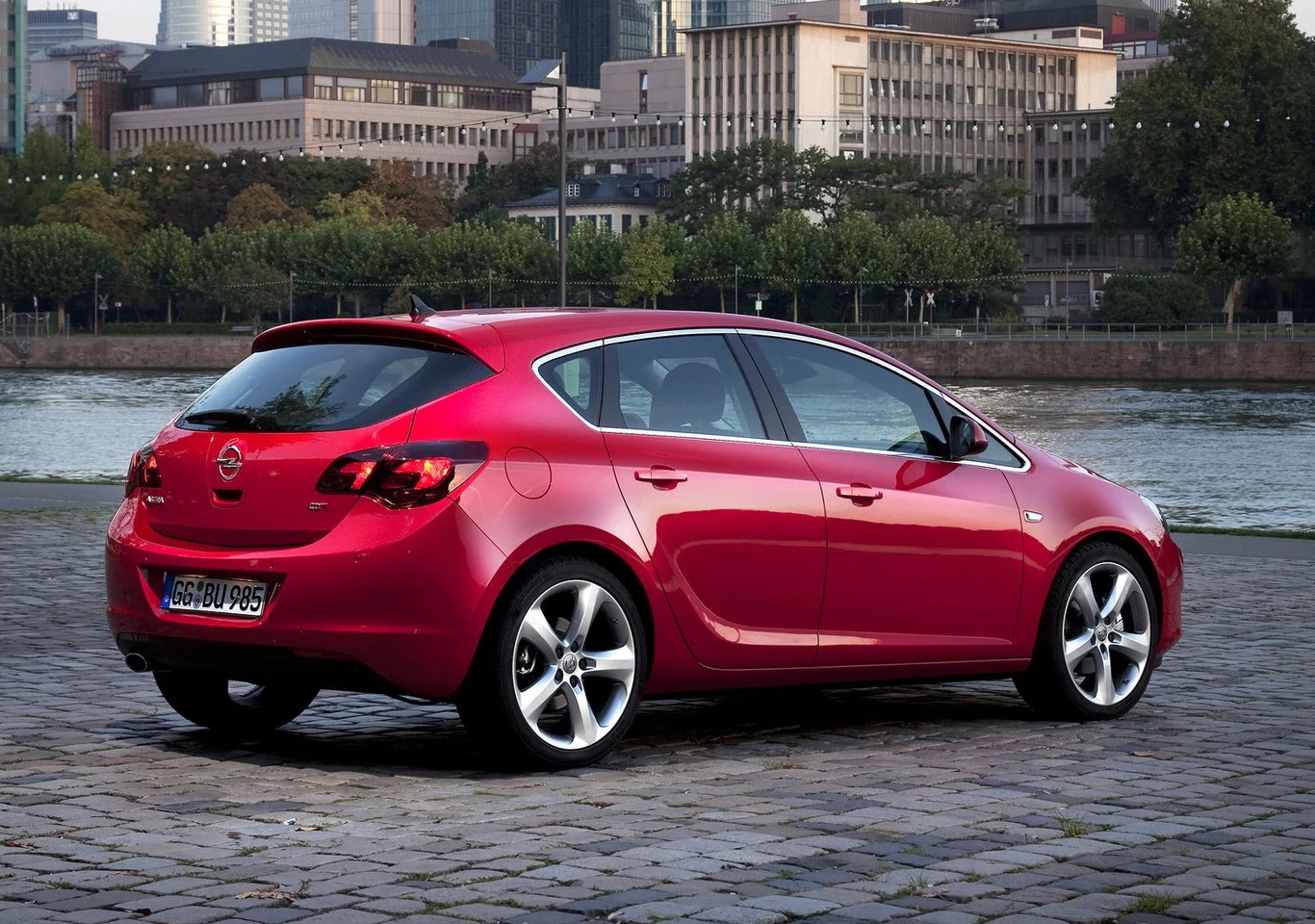 Siódme miejsce zajął bezpośredni konkurent Focusa – Opel Astra. Co ciekawe, chodzi o typoszereg J, czyli czwartą generację produkowaną od roku 2009. 