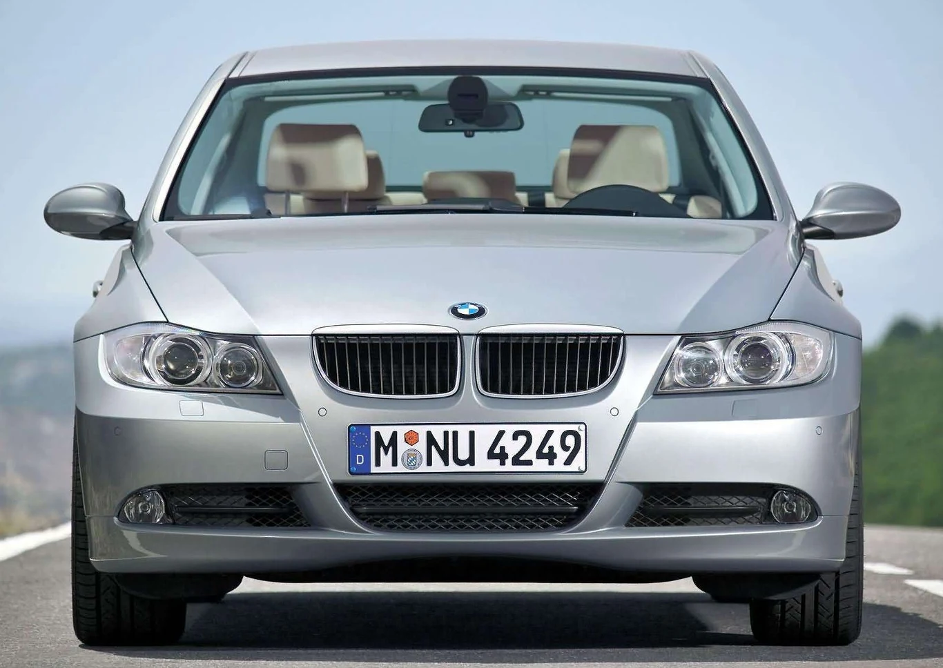 Dziewiąte miejsce rankingi zajął bezpośredni konkurent liderującego Audi 4 – BMW serii 3. W jego przypadku chodzi o typoszereg E90/91/92/93 oferowany w latach 2005-2014. 