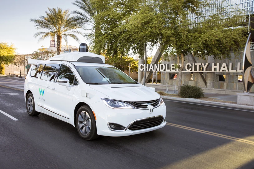 Autonomiczny Chrysler Pacifica należący do Waymo