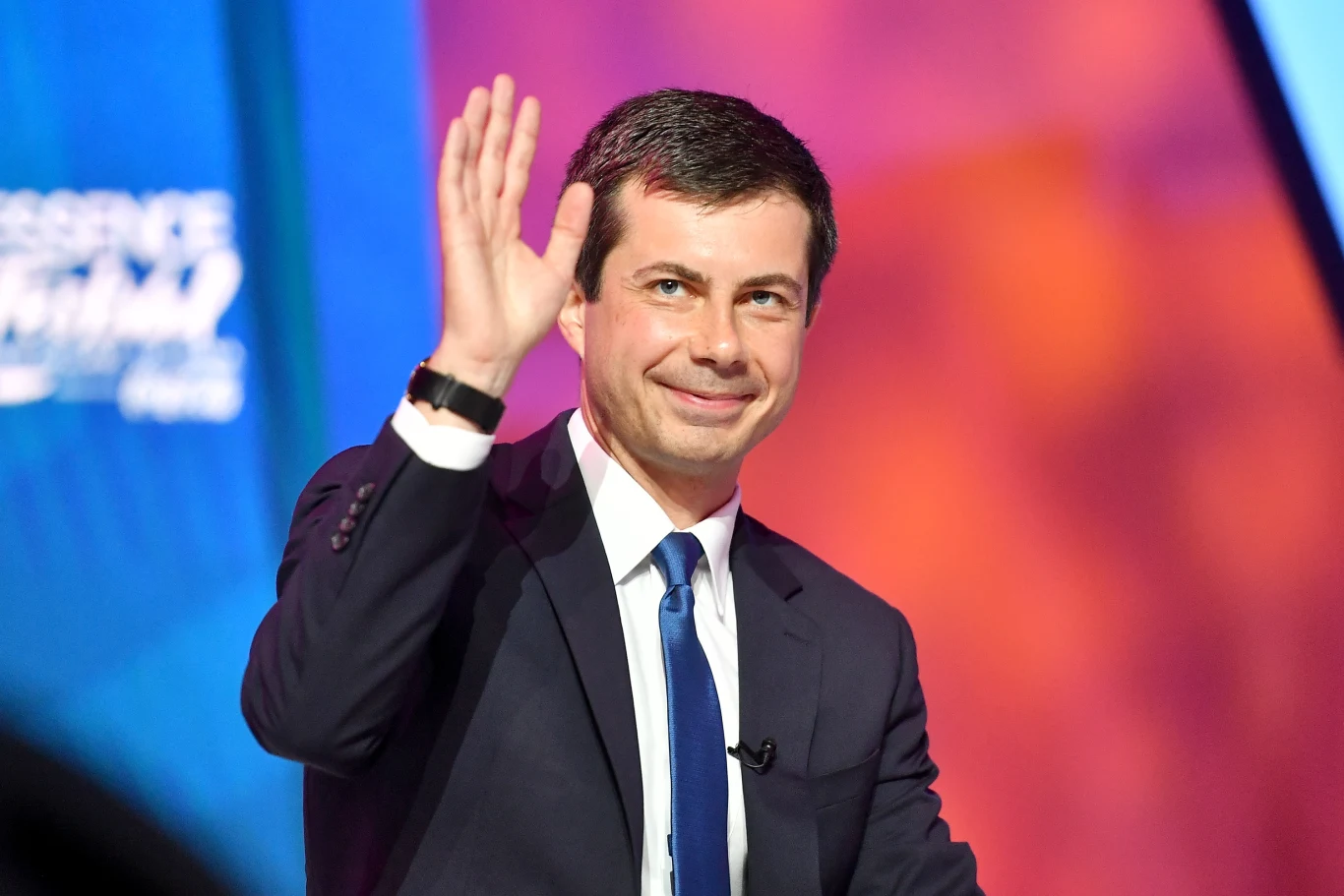 Pete Buttigieg - sekretarz transportu, 39 lat. Były burmistrz South Bend w stanie Indiana i konkurent Joe Bidena w prawyborach. Pierwsza osoba otwarcie należąca do społeczności LGBT w amerykańskim rządzie