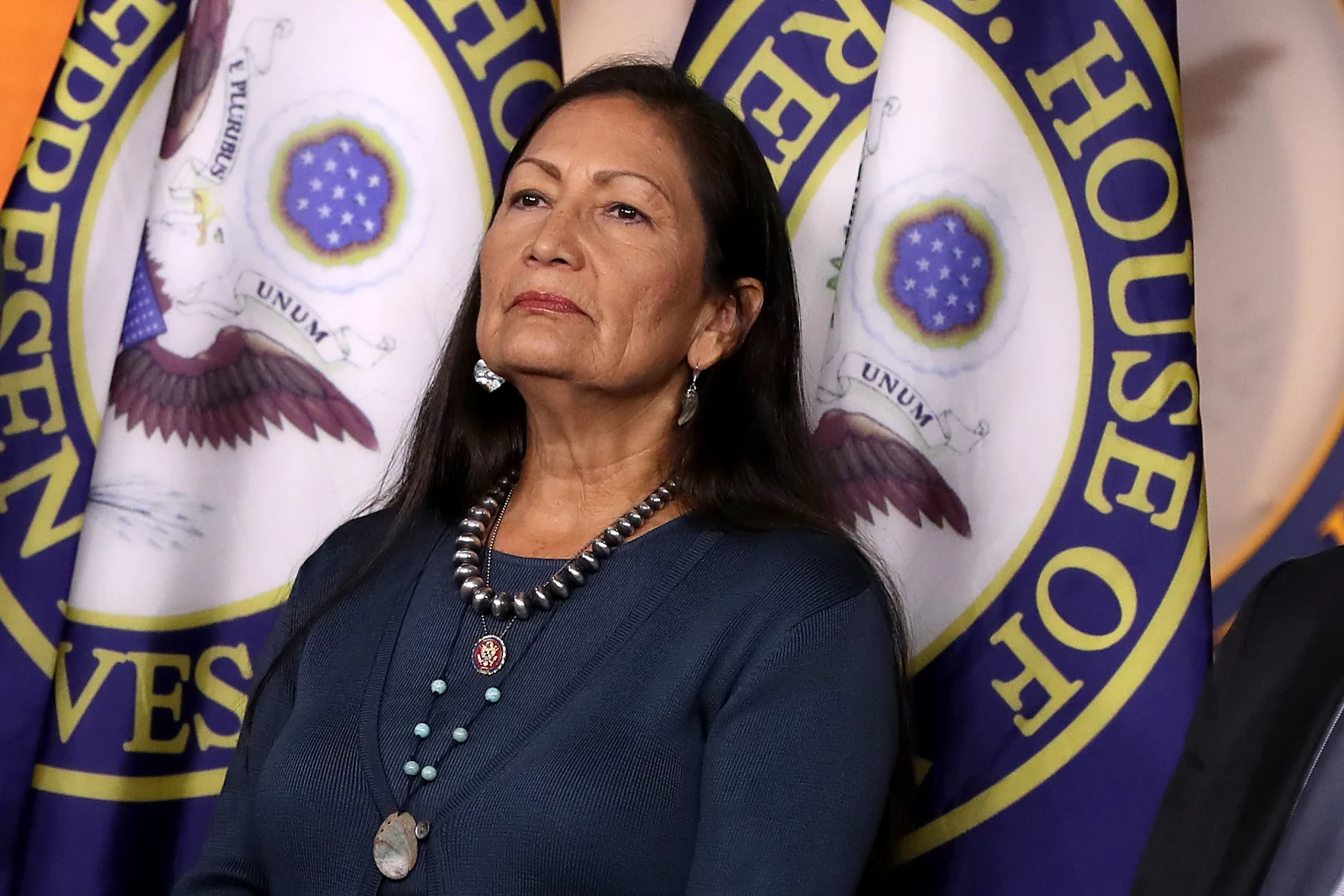 Deb Haaland - sekretarz zasobów krajowych, 60 lat. Kongresmenka z Nowego Meksyku, pierwsza rdzenna Amerykanka w rządzie USA (z zastrzeżeniem, podobnie jak w przypadku pozostałych sekretarzy - jeśli nominację zatwierdzi Senat)