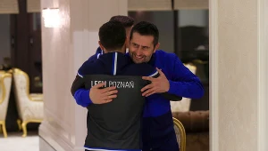 Nenad Bjelica serdecznie wita się z piłkarzami Lecha Poznań w Turcji