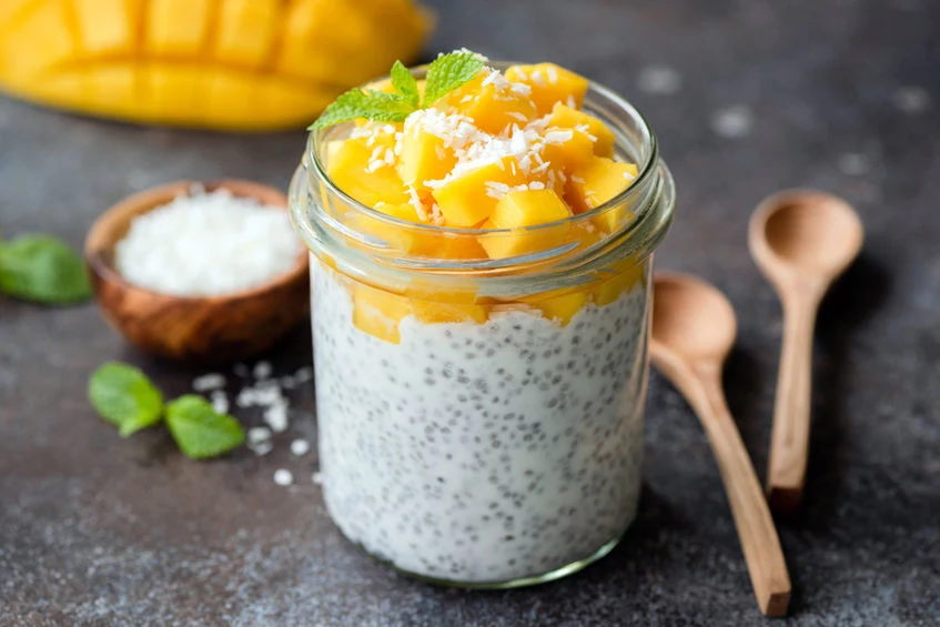 Pudding z chia na mleku kokosowym z truskawkami i salsą mango