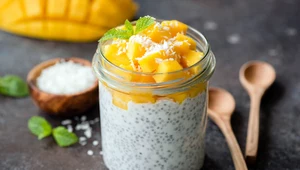 Pudding z chia na mleku kokosowym z truskawkami i salsą mango